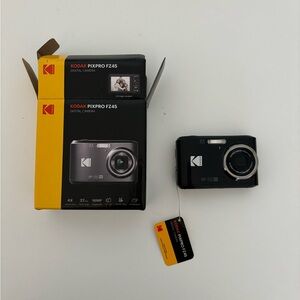 Kodak PIXPRO FZ45 w/ Accessories